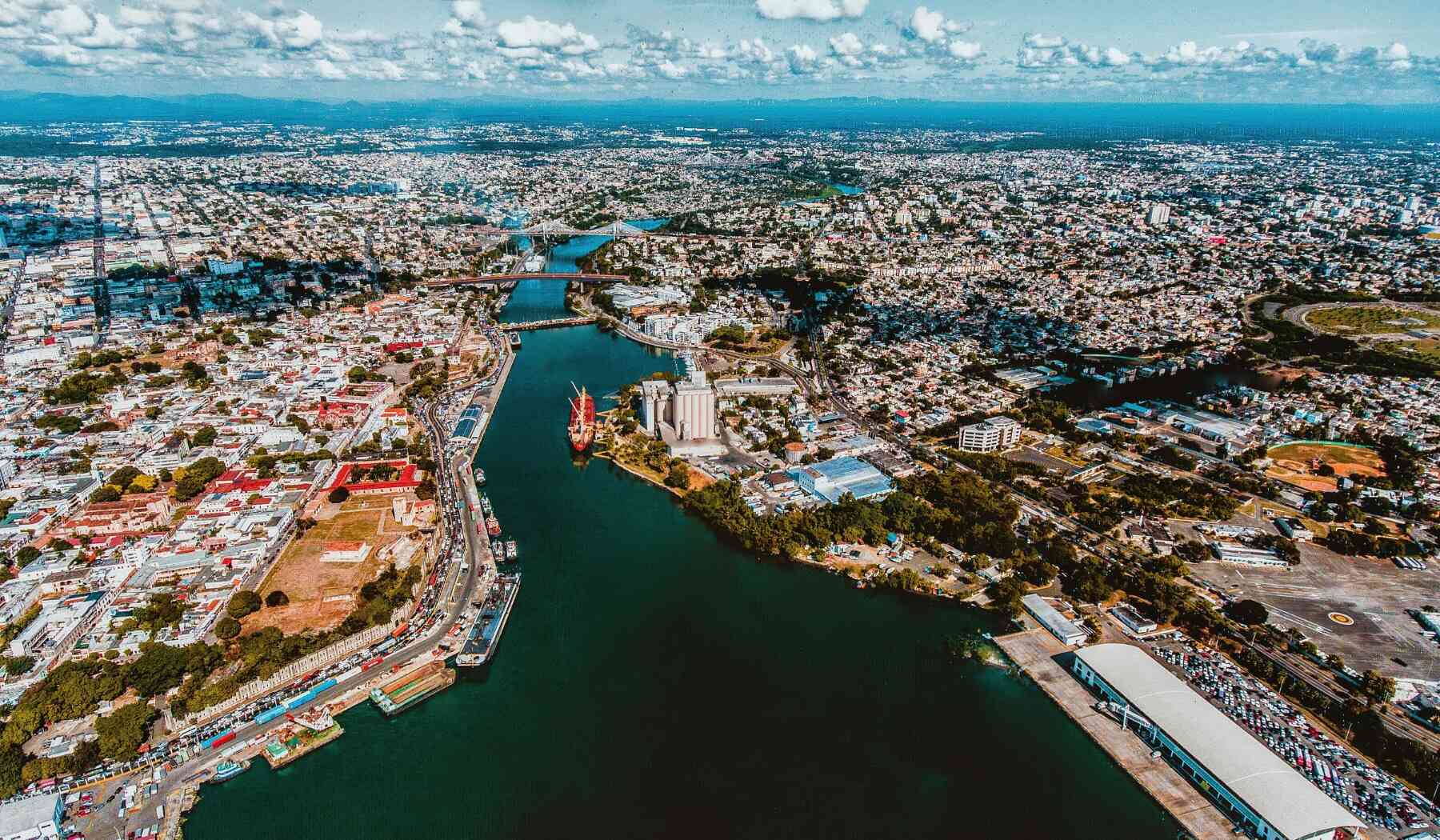 Haniel Espinal, Unsplash - Santo Domingo von oben